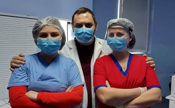 გაიცანით ქუთაისელი ოჯახი, რომლის სამი წევრი კოვიდინფიცირებულებს მკურანლობს