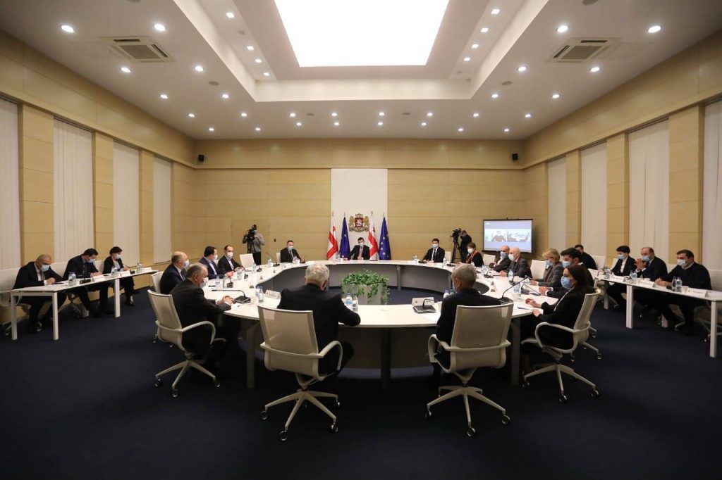 „გახარია საკუთარი გუნდს ზურგს არ აქცევს“- ექპერტები აფასებენ, რატომ თქვა უარი „ოცნებამ“ მინისტრთა კაბინეტის განახლებაზე