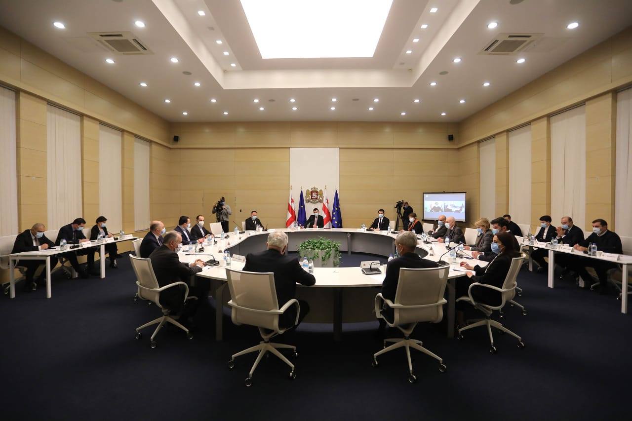 „გახარია საკუთარი გუნდს ზურგს არ აქცევს“- ექპერტები აფასებენ, რატომ თქვა უარი „ოცნებამ“ მინისტრთა კაბინეტის განახლებაზე