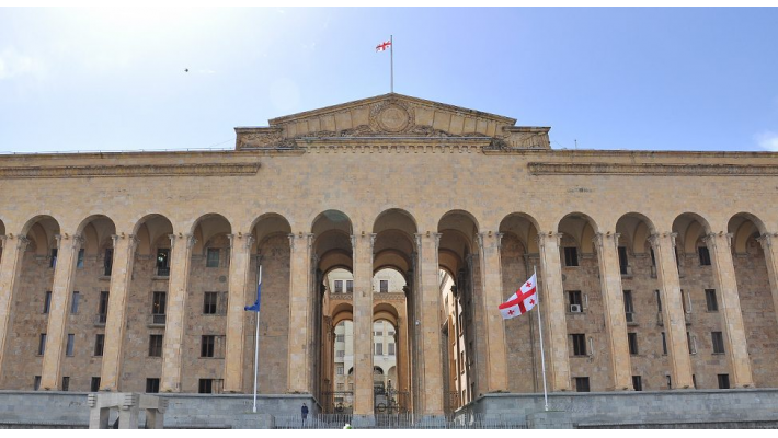 ვინ არიან მიწვეულნი ახალარჩეული პარლამენტის პირველ სხდომაზე და რა წესების დაცვა მოუწევთ მათ