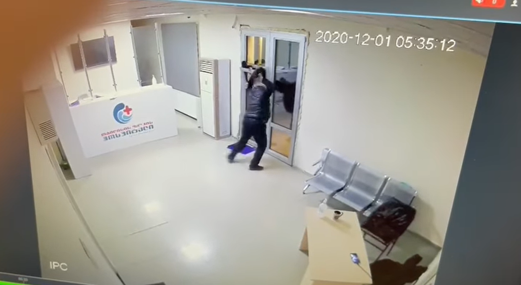 ვრცელდება კადრები – როგორ შეიჭრნენ მძარცველები თბილისის ზღვის ჰოსპიტალში (ვიდეო)