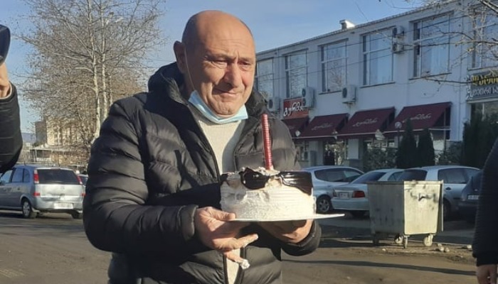 გოგი წულაიას მორიგი პერფორმანსი – რატომ მიიტანა პოლიტიკოსმა წერეთლის ქუჩაზე ტორტი