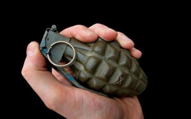 ეს ამბავი თბილისის ერთ-ერთ უბანში ხდება - ხელყუმბარით შეიარაღებული პირი აფეთქებით იმუქრება