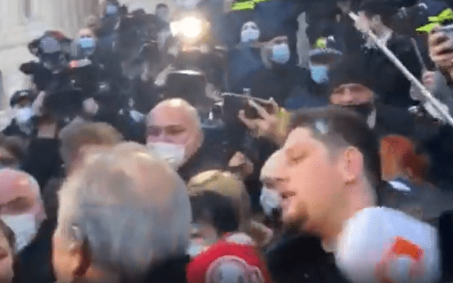 LIVE: რა ხდება სასამარლოთან, სადაც რამდენიმე წუთის წინ ივერი მელაშვილი და ნატალია ილიჩოვა გაათავისუფლეს