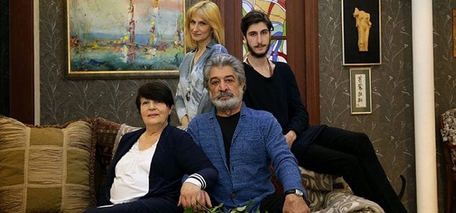 “უწმინდესი ესაუბრა… და შვილის 40-ის შემდეგ, ისევ გავიდა სცენაზე. ტიროდა, ჩერდებოდა. ეს გმირობის ტოლფასი იყო” – თემურ წიკლაური 75 წლის გახდა