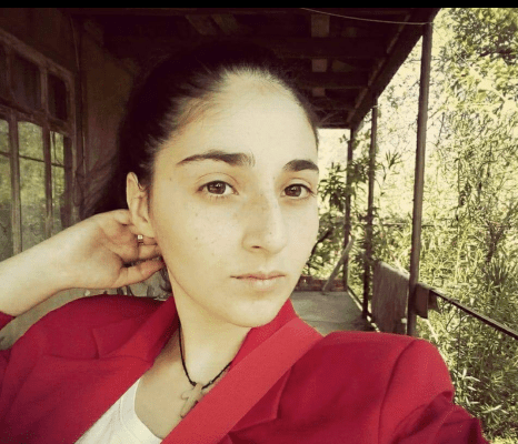 გოგოს, რომელსაც საქართველოში დიაგნოზი ვერ დაუსვეს, სიმსივნე აღმოაჩნდა – ახლობლები დახმარებას ითხოვენ