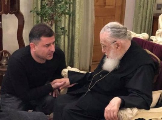 „გულხელდაკრეფილი ვაკვირდებით სეირს და ვერთობით. არ ვიცავთ მას“ – სუსის ყოფილი მაღალჩინოსანი პატრიარქზე