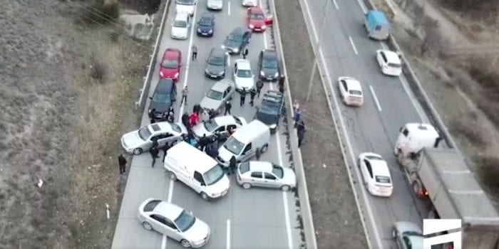 ოჯახმა აღაიანთან ავტობანი გადაკეტა – ეს იყო მათი პროტესტი (ვიდეო)