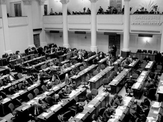 უცნაური შემთხვევა ქართულ პოლიტიკაში – დეპუტატი გარდაიცვალა, მაგრამ უფლებამოსილებას არ უწყვეტდნენ