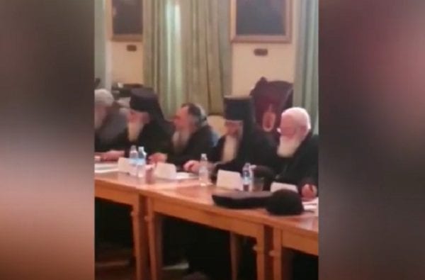 კადრები წმინდა სინოდის სხდომიდან - სხდომის მდივანი გორისა და ატენის მიტროპოლიტი ანდრია გვაზავაა