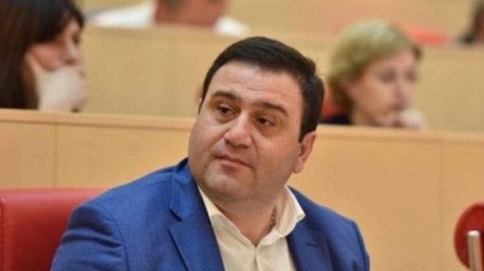 ხალხის სახელით ლაპარაკობს ეთერებში, თან ისე თავდაჯერებით, თითქოს მან, ერთადერთმა იცის რას ფიქრობს ხალხი… – ლევან კობერიძე