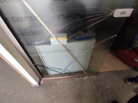 შსს-მ „ნაცმოძრაობის“ ოფისიდან სერვერები ამოიღო