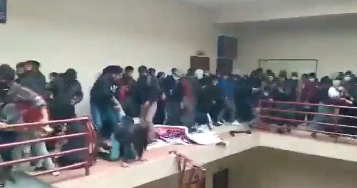 მოაჯირმა ხალხის ზეწოლას ვერ გაუძლო და ჩამოიშალა… სტუდენტები 16 მეტრის სიმაღლიდან გადავარდნენ – შემზარავი კადრები (18 +)