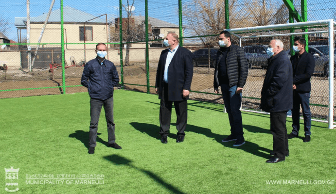 ქალაქ მარნეულში დასრულებული სპორტული მოედანი მუნიციპალიტეტის ხელმძღვანელმა პირებმა დაათვალიერეს