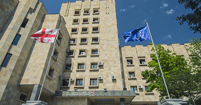 ე.წ. „კანონიერი ქურდობის“, „ქურდული სამყაროს“ წევრობის და გამოძალვის ფაქტზე ბრალდებულებს 9 და 7-7 წლით პატიმრობა მიესაჯათ