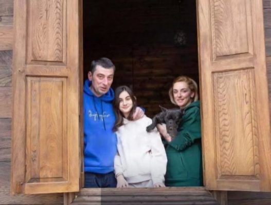 გიორგი გახარია ლურჯ ჰუდსა და ჯინსებში – სად დაისვენა თანამდებობის დატოვების შემდეგ ექს-პრემიერმა