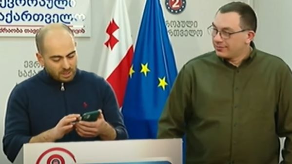 ინციდენტი გიგა ბოკერიას ბრიფინგზე - პოლიტიკოსი ჟურნალისტს დაუპირისპირდა (ვიდეო)