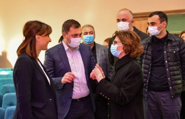 რუსთავში, ხელოვნების სასწავლებლის რეაბილიტირებული დარბაზი და ლიტერატურული სკვერი გაიხსნა
