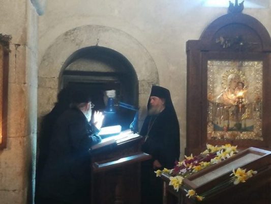 მამა დანიელმა, რომელსაც უფლებამოსილება მეუფე სტეფანემ შეუჩერა, სალხინოს მამათა მონასტერში ლოცვა დაიწყო