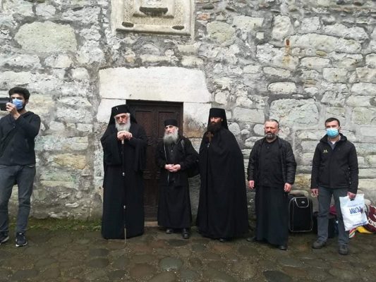 მეუფე სტეფანემ დაპირისპირების დროს ისევ გალობა დაიწყო