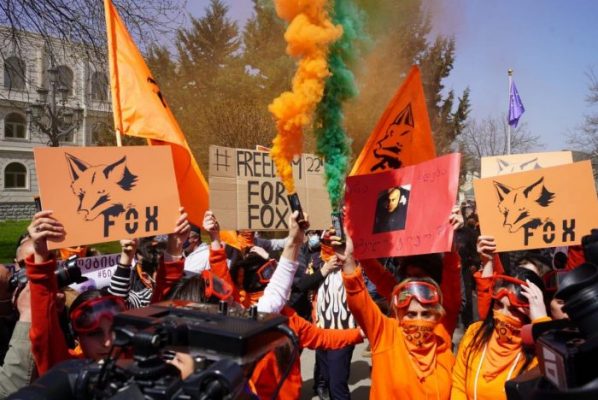 პრინციპული უარი გირაოს გადახდაზე და მხარდამჭერების ფლეშმობი სასამართლოსთან – ვინ რას ამბობს მელიაზე დღეს