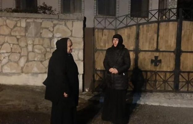 საპატრიარქოსთან გამართული აქციიდან მარტვილში დაბრუნებული დედების თქმით, წინამძღვარმა მონასტერში არ შეუშვა