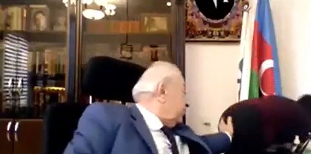 VIDEO: აზერბაიჯანელმა დეპუტატმა ონლაინ შეხვედრის დროს თანამშრომელი სექსუალურად შეავიწროვა