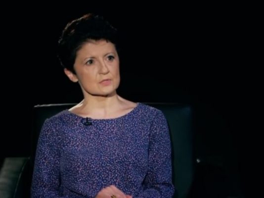 უღირსი დეპუტატი ხართ, რომელიც მშობლებს ეხებით – ჩემი მშობელი საფლავშიც ღირსეულია და მასთან დაკავშირებით არც ამვლელი ამბობს აქ რატომ მარხიაო და არც ჩამვლელი – წულუკიანი თაკო ჩარკვიანს