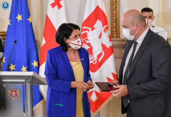 საქართველოს პრეზიდენტმა საქართველოს პროკურატურის თანამშრომლები მამუკა ფარულავა და დიმიტრი ფაღავა ღირსების ორდენებით დააჯილდოვა
