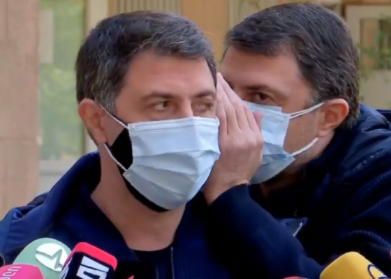 VIDEO: მეც არ ვთქვი, ძალიან გაინტერესებთ ჩვენი ჯანმრთელობა – არველაძეების სახალისო დიალოგი ჟურნალისტებთან 