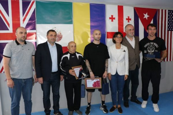 რუსთაველი მოკრივეები ლაშა გურული და ნიკოლოზ ბეგაძე მერიამ დააჯილდოვა