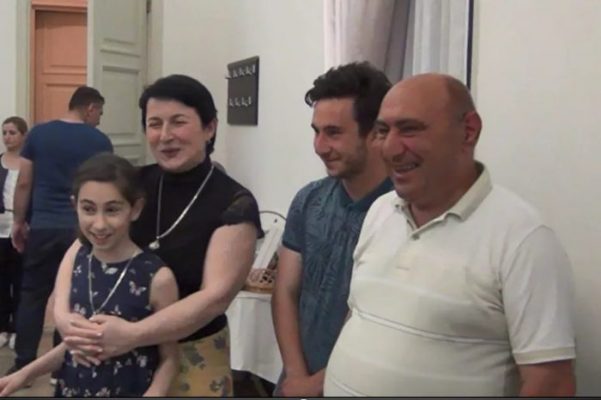 „სიცოცხლის ბოლომდე არ დავიღლები პატიება რომ გთხოვო… გიჩოქებ და გთხოვ არ მიმატოვო და მომისმინო” – გოგი წულაიას ემოციური მიმართვა მეუღლეს