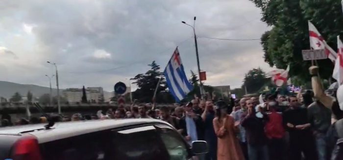 „რიონის ხეობის მცველებმა“ გმირთა მოედანთან გადაინაცვლეს – პარალიზებულია ტრანსპორტის მოძრაობა
