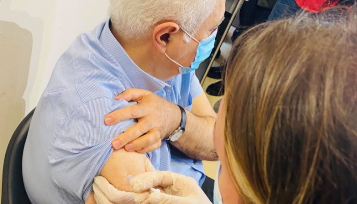 ამირან გამყრელიძე ჩინური „სინოფარმის“ ვაქცინით პირდაპირ ეთერში აიცრა