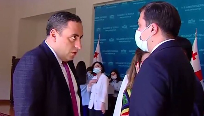 „ნუ უწევ ხმას! ქუჩაში კი არ ხარ, პარლამენტში ხარ!