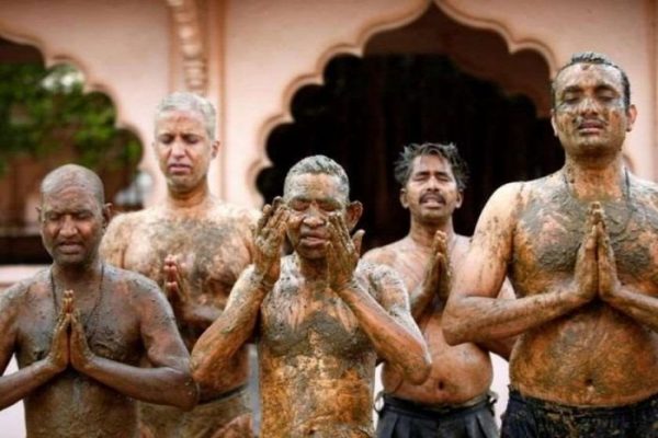 ინდოელები კორონასგან დასაცავად ტანზე ძროხის ფუნას და შარდს ისმევენ – ნახეთ ექიმის მიმართვა