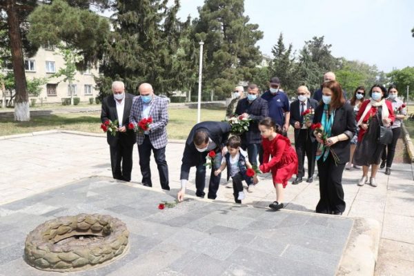 ფაშიზმზე გამარჯვების 76-ე წლისთავთან დაკავშირებით, რუსთავის მერმა გმირთა მემორიალი ყვავილებით შეამკო