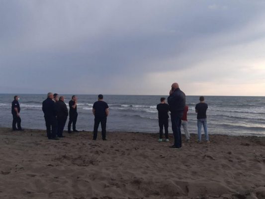 წელამდე წყალში იდგა, რა დროსაც დინებამ გაიტაცა – ფოთში მამაკაცს ეძებენ