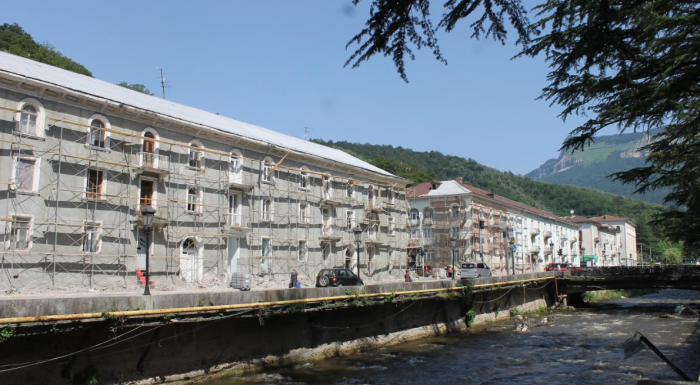 ტყიბულში მრავალბინიანი საცხოვრებელი სახლების ფასადების რეაბილიტაცია მიმდინარეობს