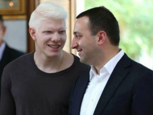 21 ადგილას გამოყენებულია სხვა ადამიანის ხმა, სულ 170 ადგილას არის მონტაჟი – პროკურატურა ბერას და ღარიბაშვილის ჩანაწერზე