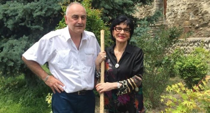 ნანი ბრეგვაძემ სვეტიცხოვლის ეზოში ნეკერჩხალი დარგო