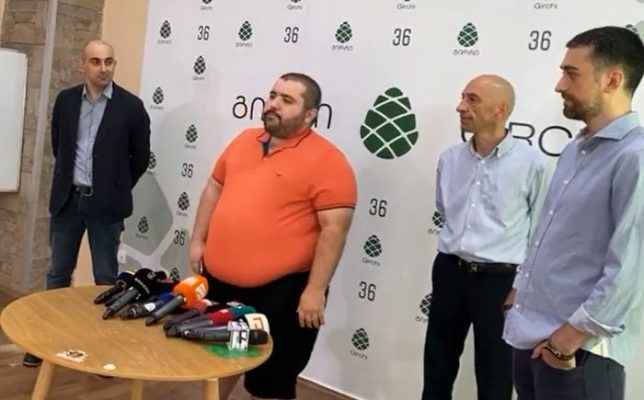 „დედოფალი რომელია?“ – გირჩის სამეფოს თავკაცის არჩევას, სოციალური ქსელის მომხმარებლები ეხმაურებიან