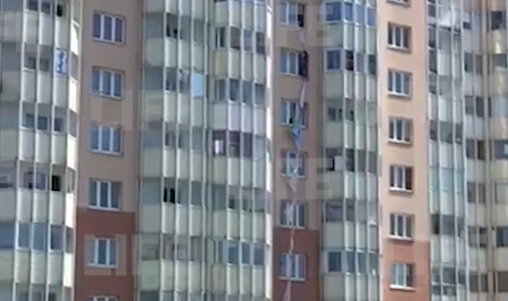 Video: ქმარმა ცოლი სახლში ჩაკეტა. ქალი თავის დაღწევას ფანჯრიდან შეეცადა - ინციდენტი პეტერბურგში ტრაგედიით დასრულდა