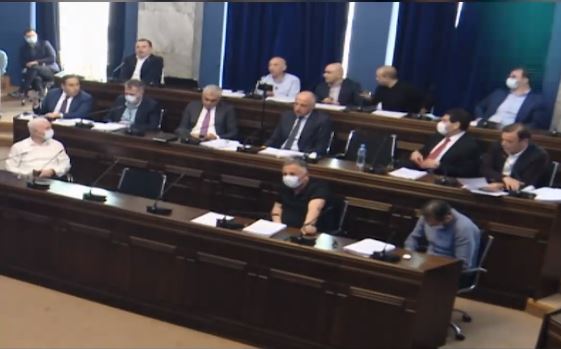 ხმაური და დაპირისპირება პარლამენტში - „უნამუსოები ხართ უბრალოდ!.. ვინ არის ეს იაფფასიანი კლოუნი!..“ (ვიდეო)