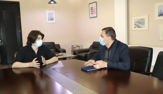 16 წლის მოსწავლეს რუსთავის მერმა მადლობის სიგელი გადასცა