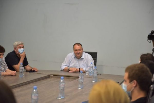 ქუთაისის მერი აბიტურიენტებს და პედაგოგებს შეხვდა