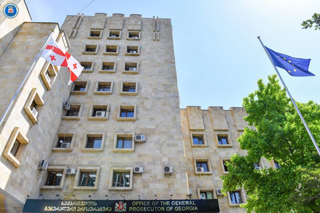 პროკურატურის მიერ წარდგენილი მტკიცებულებების საფუძველზე, არაერთგზის ჩადენილი მკვლელობის, ცეცხლსასროლი იარაღის და საბრძოლო მასალის მართლსაწინააღმდეგო შეძენა, შენახვა, ტარებისთვის ბრალდებულს 25 წლით თავისუფლების აღკვეთა მიესაჯა