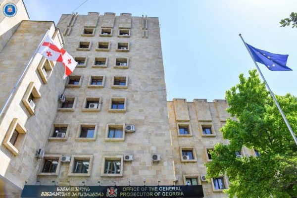პროკურატურის მიერ წარდგენილი მტკიცებულებების საფუძველზე, არაერთგზის ჩადენილი მკვლელობის, ცეცხლსასროლი იარაღის და საბრძოლო მასალის მართლსაწინააღმდეგო შეძენა, შენახვა, ტარებისთვის ბრალდებულს 25 წლით თავისუფლების აღკვეთა მიესაჯა