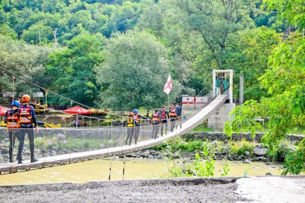 მეხანძრე-მაშველები სწრაფ წყლებში სამაშველო ოპერაციების სწავლებას გადიან