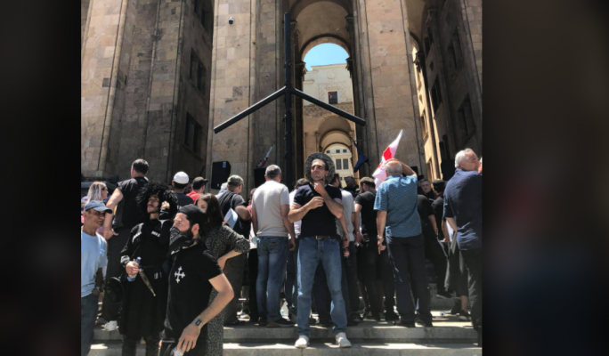 ძალადობის ჯგუფებმა პარლამენტის წინ ევროკავშირის დროშა ჩამოხსნეს და ჯვარი აღმართეს